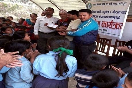 Men exchanging an envelope under a tin roof, pupils in blue uniform crowded around them
